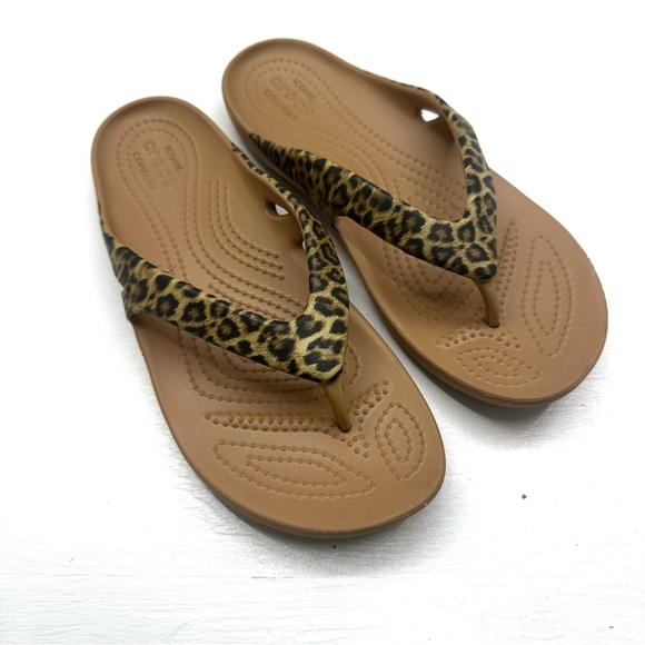 CROCS Women's Kadee II Leopard Flip Flop Women's Sandals Ionic Comfort - Picture 1 of 8